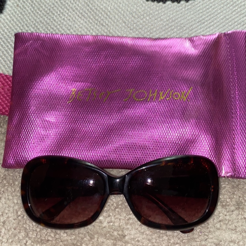 Betsy Johnson sun glasses 👓 💕